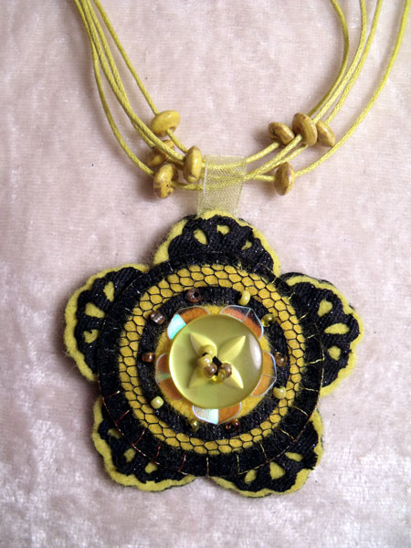 Yellow Flower Felt Necklace - Click Image to Close